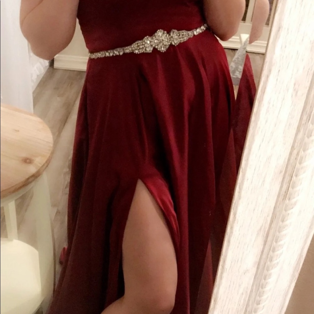 Elegant gown dress burgendy súper cute